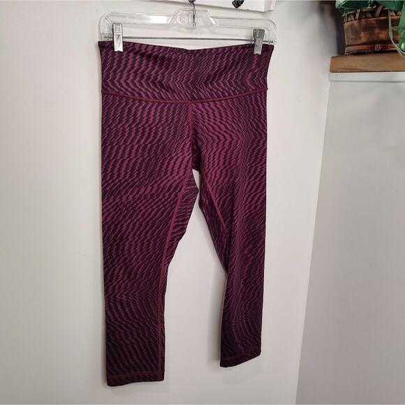 Lululemon Wunder Under Crop III in Shifted Horizon Red Grape Black Size 6 - Picture 2 of 12
